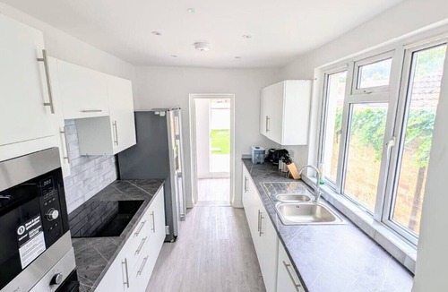 Wainscot Apartment | Chic Single En-suite-Parking Discount on long Stay