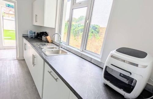 Wainscot Apartment | Chic Single En-suite-Parking Discount on long Stay