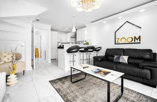 Bordesley House | Chic, Spacious Townhouse with Parking & Garden