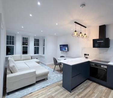 St. Mark's Apartment | Chic Surbiton Retreat Fast Train to Ldn Waterloo