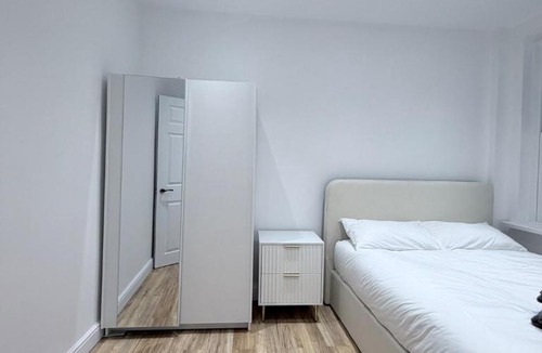 St. Mark's Apartment | Chic Surbiton Retreat Fast Train to Ldn Waterloo