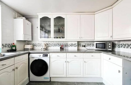 Bensham Manor Apartment | Chic Thornton Heath Flat with Hot Tub – Relax & Explore London
