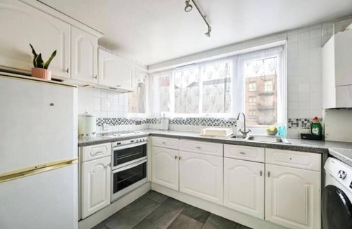 Bensham Manor Apartment | Chic Thornton Heath Flat with Hot Tub – Relax & Explore London