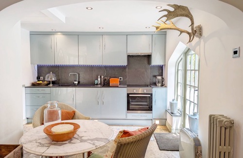 Funtington Cottage | Chichester Lodge - a cottage that sleeps 8 guests in 4 bedrooms