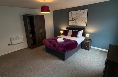 RopeWalks Apartment | City Centre 4 Bedroom Apartment with Terrace Sleeps 10 by StaySavvy Accommodation