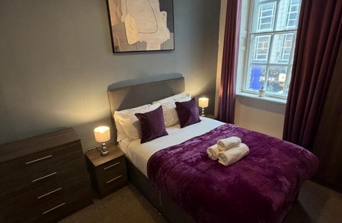 RopeWalks Apartment | City Centre 4 Bedroom Apartment with Terrace Sleeps 10 by StaySavvy Accommodation