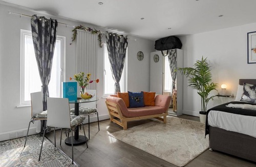 Exeter Apartment | City Centre Studio Apartments - Stoop Apartment - Short Stays UK Ltd
