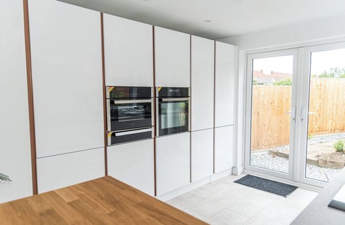 Norwich House | City Oasis is a freshly refurbished bungalow in Hellesdon, Norwich, rated 4.95 by past guests. All on one level inside, it sleeps five across three bedrooms, with an open-plan living space, 72Mbps WiFi, a 55-inch smart TV and free parking x2 cars.
