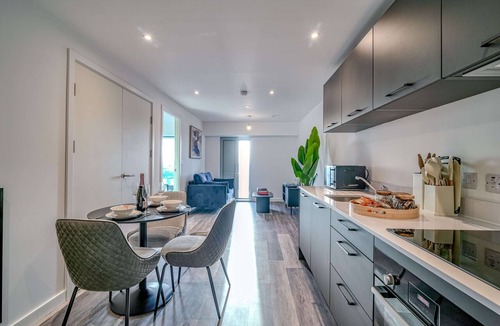 Eccles Apartment | City View | 1-BR Flat in Eccles | 1 Min to Tram