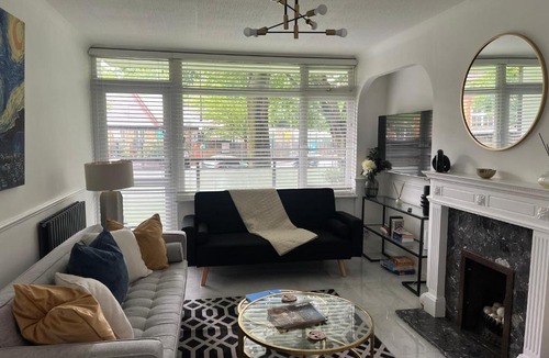 Latchmere Apartment | Clapham Oasis: Relax & Explore!