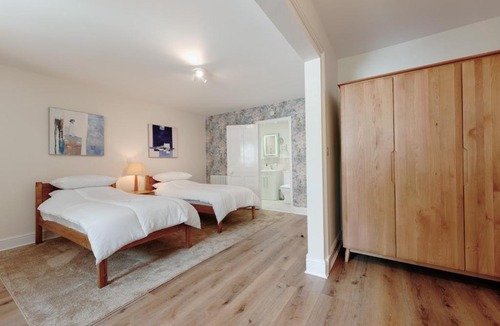 Stoke Bishop Apartment | Clifton Downs Views Refined 2-bed Flat