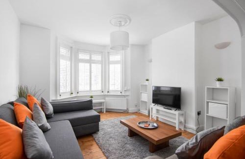 Broad Green House | Cloud9 Accommodation 3-Bed Home in Croydon, Guest 6 - High Speed Wi-Fi