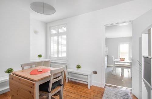 Broad Green House | Cloud9 Accommodation 3-Bed Home in Croydon, Guest 6 - High Speed Wi-Fi