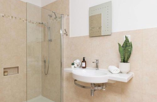 Sidlesham Hotel | Clover - Super King Ensuite Room in Sidlesham