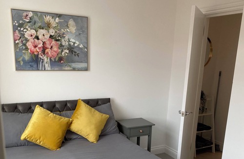 The Cultural Quarter Apartment | Coastal Windsor Escape in Central Brighton
