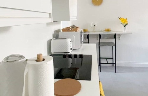 The Cultural Quarter Apartment | Coastal Windsor Escape in Central Brighton