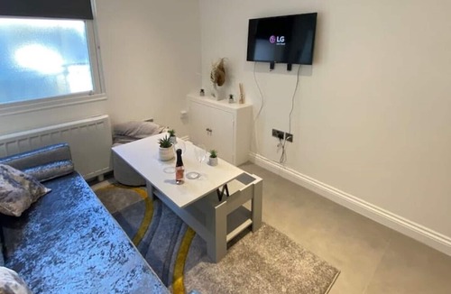 The Cultural Quarter Apartment | Coastal Windsor Escape in Central Brighton
