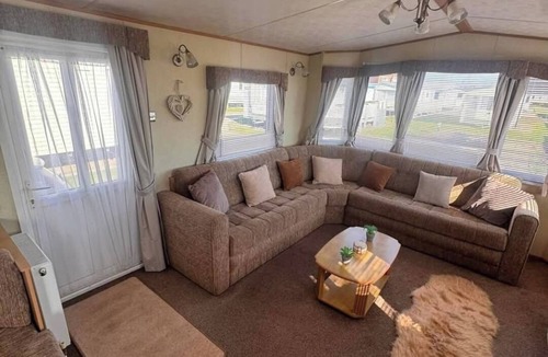 Ingoldmells House | Coastfields MC27 3-bedroom caravan in quaint Ingoldmells perfect for families