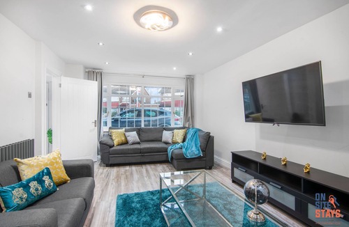 Gravesend House | Comfort & Luxury, Spacious 3-BR Contractor House | On Site Stays Gravesend