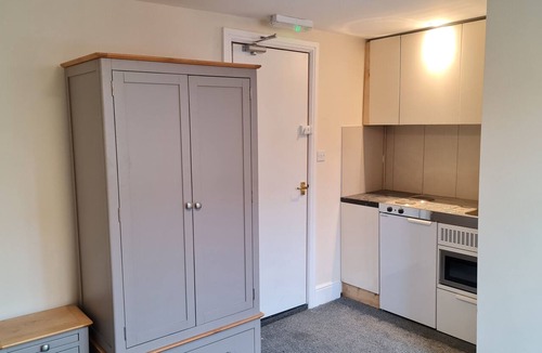 Ashford Apartment | comfort studio with private shower room