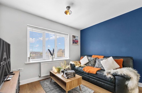 Emersons Green Apartment | Comfortable 1BD House with Fast WiFi | Transport