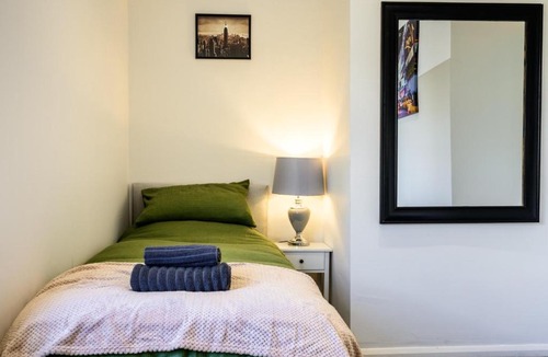 Healey Lane Apartment | Comfortable 2 Bed Home in Batley - Sleeps 3