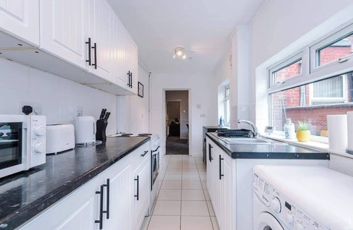 Latchford House | Comfortable 2 Bedroom Home Sleeps 4 With WiFi