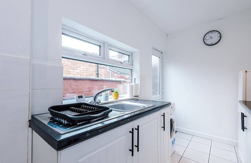 Latchford House | Comfortable 2 Bedroom Home Sleeps 4 With WiFi