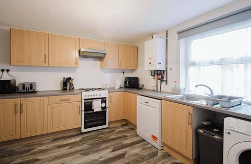 Wellingborough House | Comfortable 3 Bedroom Home Sleeps 5