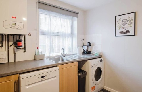 Wellingborough House | Comfortable 3 Bedroom Home Sleeps 5