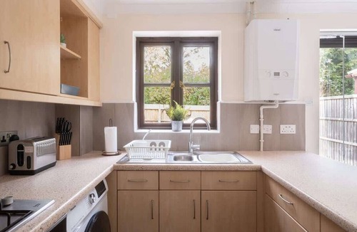Bletchley House | Comfortable 3 Bedroom Home With Parking