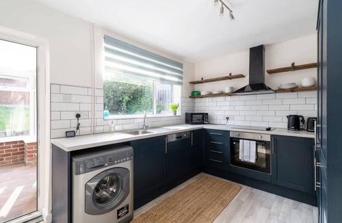 Ault Hucknall House | Comfortable 3 Bed House nr Chesterfield w Garden