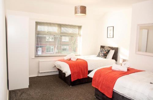 Trafford Apartment | Comfortable 3 bed house