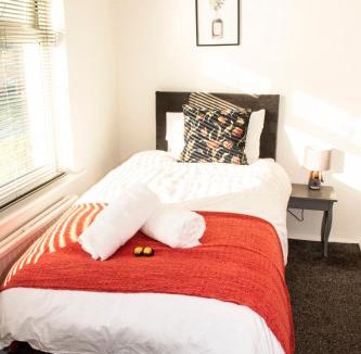 Trafford Apartment | Comfortable 3 bed house