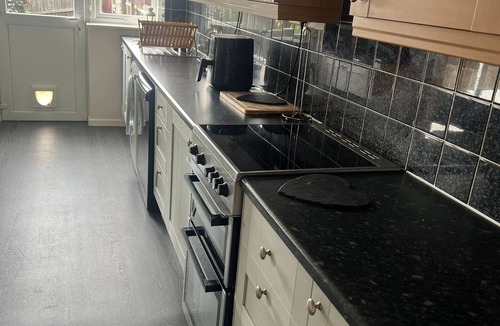 Arnold House | Comfortable 3 Bedroom House-ng5,sleeps 5