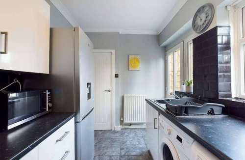 Wigan House | Comfortable 3 Bedroom House Sleeps 5 With WiFi