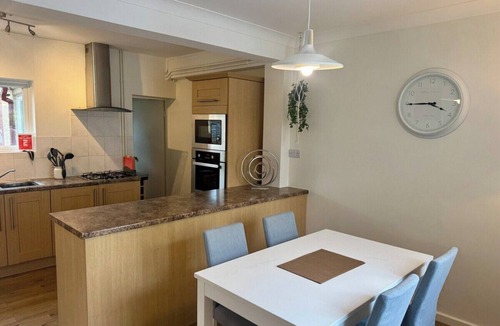 Kidlington House | Comfortable 3BR house-parking close to city centre