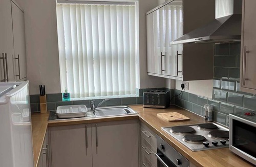 Ewloe House | Comfortable 3BR Sleeps 7 | Contractor Stays