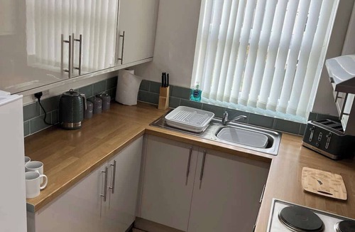 Ewloe House | Comfortable 3BR Sleeps 7 | Contractor Stays