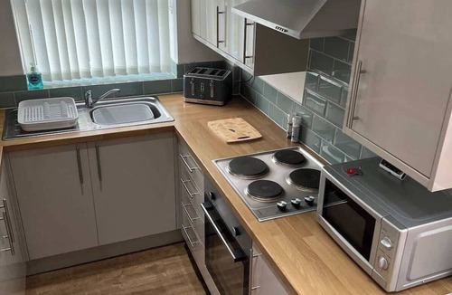 Ewloe House | Comfortable 3BR Sleeps 7 | Contractor Stays