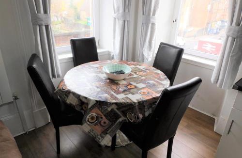 Paisley Apartment | Comfortable 4 bed Apt in Paisley Next to Station