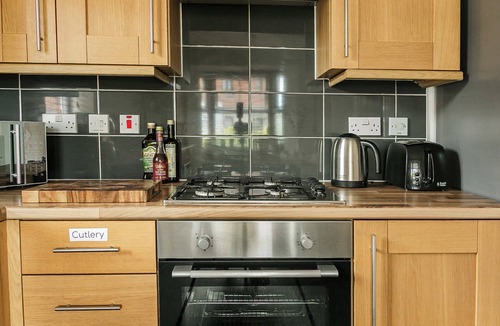 Long Eaton House | Comfortable 4 Bed Townhouse - Sleeps 9, Private Garden, Free Parking