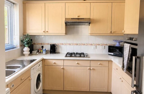 Milton Keynes House | Comfortable 4BR House -Families, Groups & Business