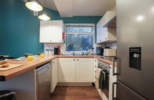 Sheffield House | Comfortable 5‑Bed House by Norfolk Park | Parking & Fast WiFi