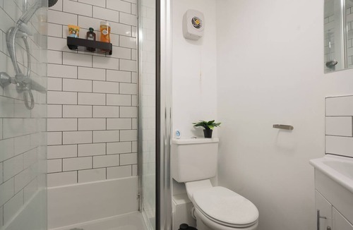 Sheffield House | Comfortable 5‑Bed House by Norfolk Park | Parking & Fast WiFi