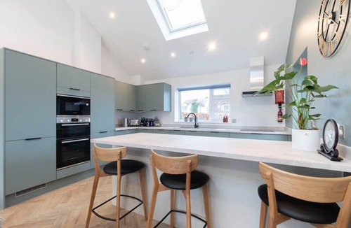 Cheltenham House | Comfortable & Contemporary 5-Bed 3 Bathroom Home