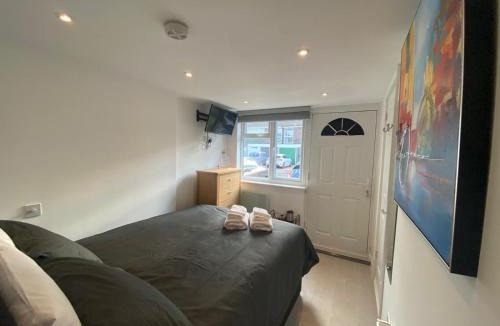 Cherry Hinton House | Comfortable cosy double ensuite room 'Karibu'
