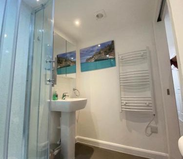 Cherry Hinton House | Comfortable cosy double ensuite room 'Karibu'