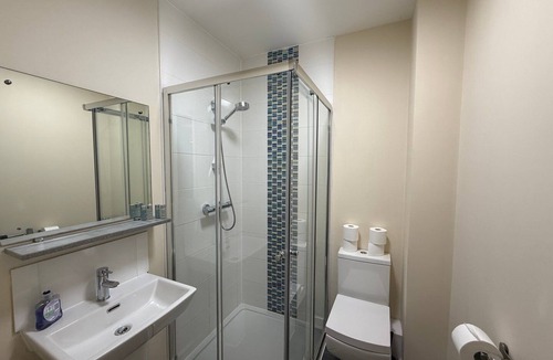 Runnymede Apartment | Comfortable Egham Retreat for two