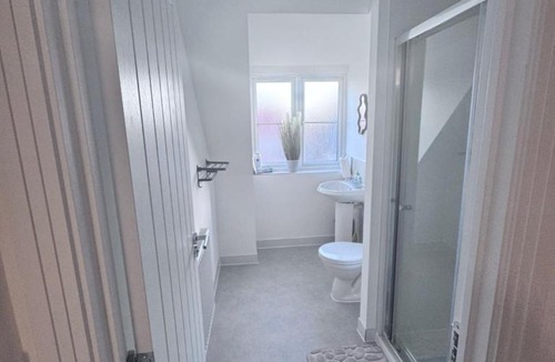 Peterborough House | Comfortable En-suite room in peaceful Hampton Home